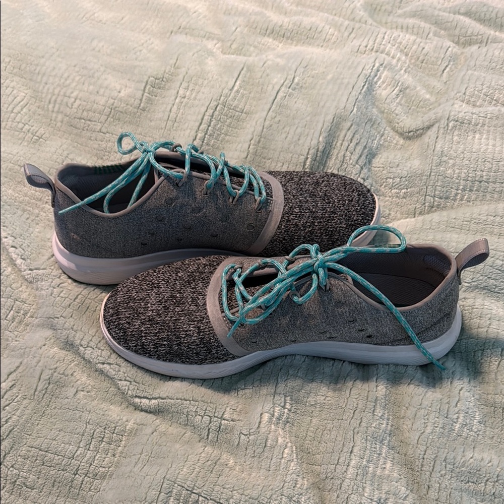EUC UA 257 casual sneaker